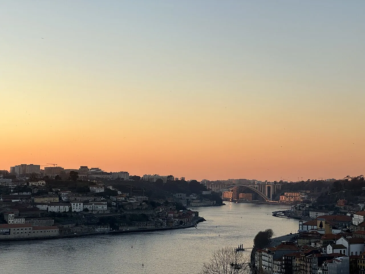 Rio Douro e margem de Vila Nova de Gaia ao pôr do sol